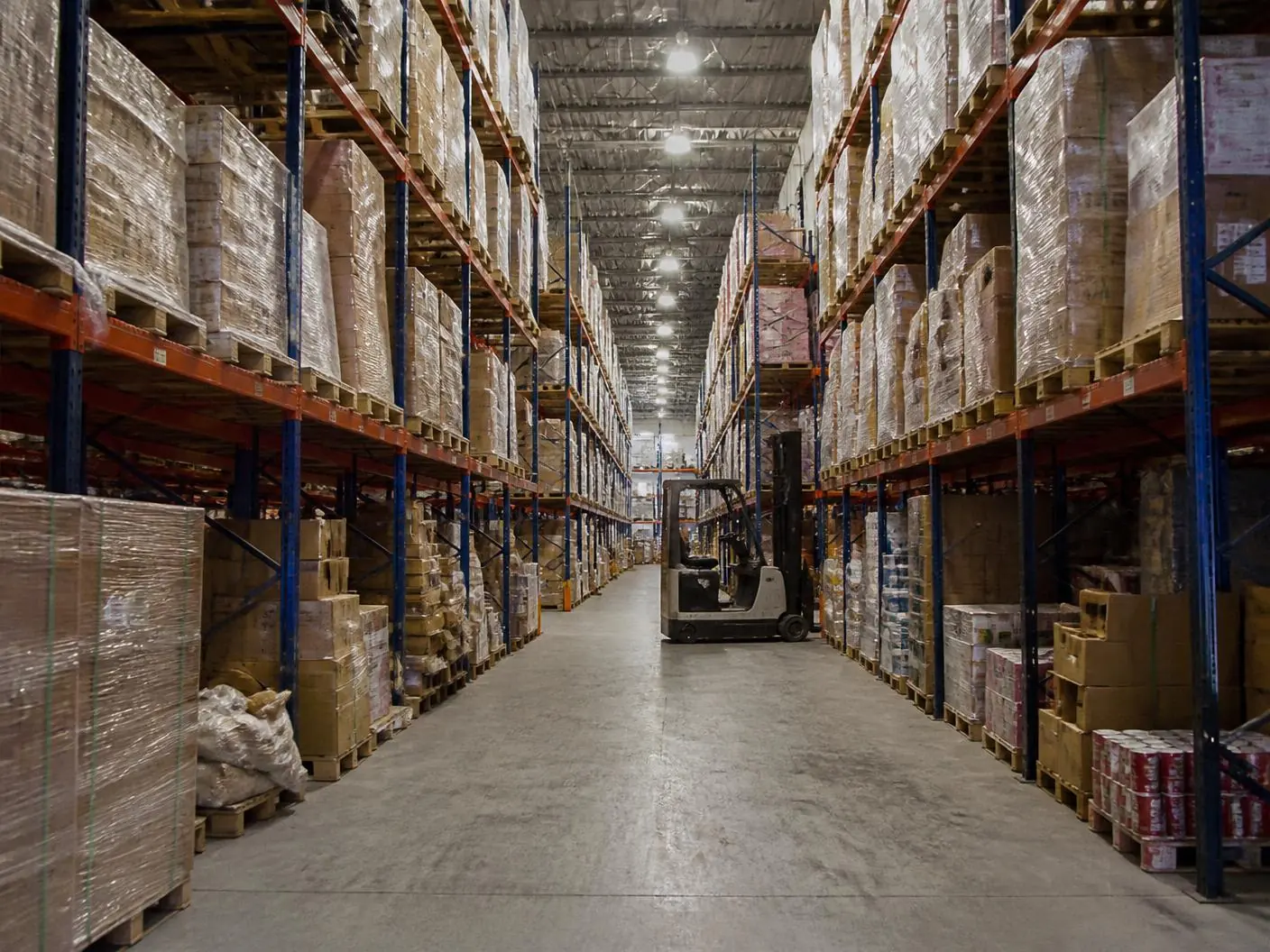 PalletCove Liquidation warehouse floor in Houston, Texas Racked pallets inside the PalletCove Houston warehouse